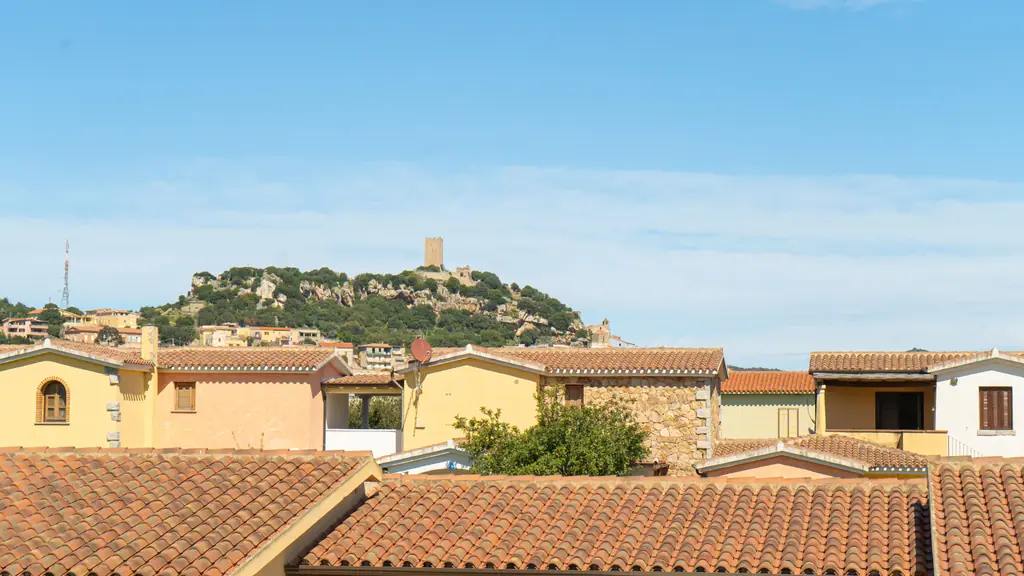 Posada col suo castello sul colle, vista da una terrazza