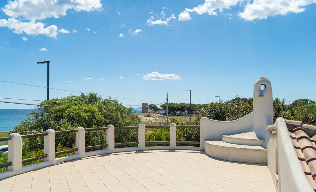 La terrazza tonda di Casa Tonda, affacciata sul mare